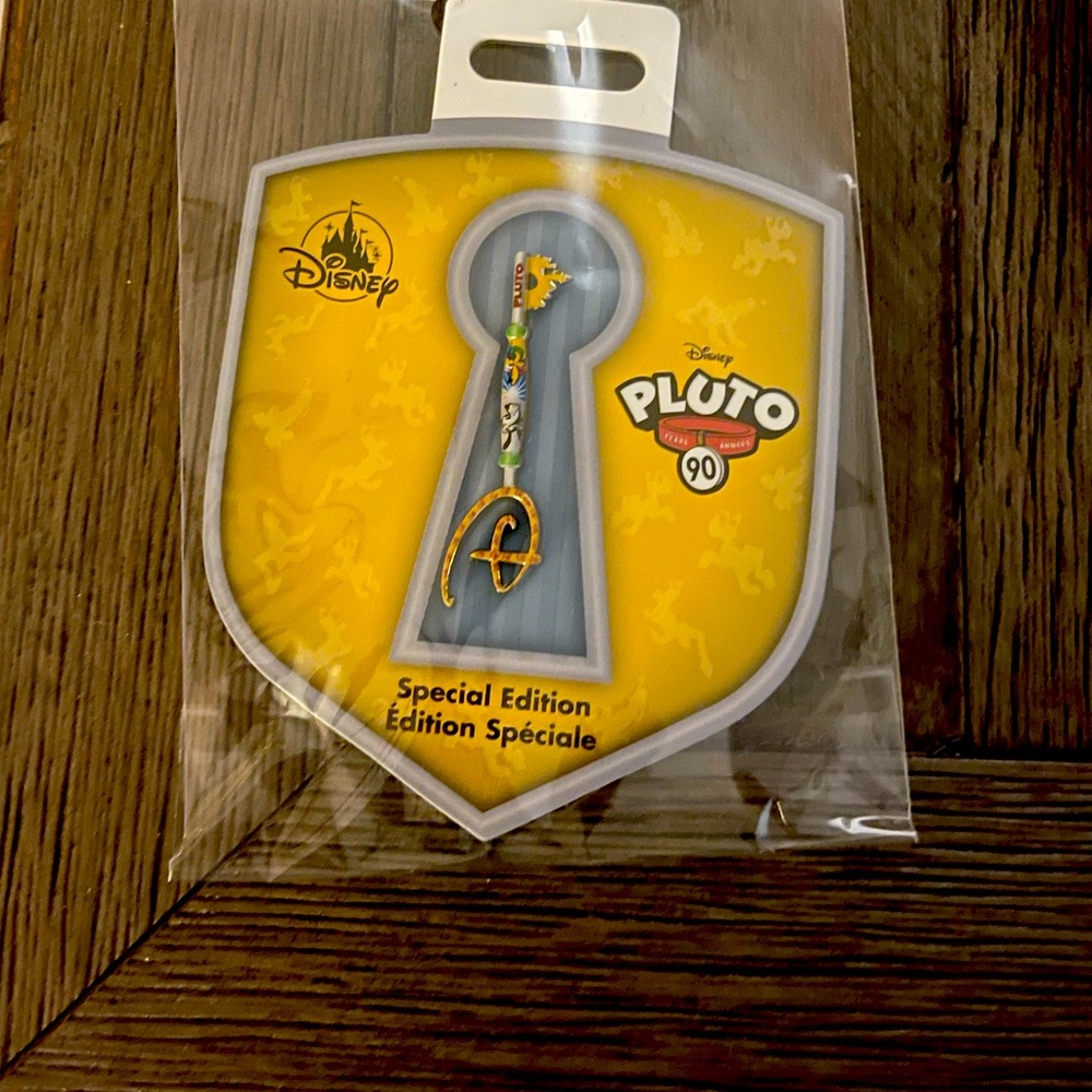 Pluto Key Pin